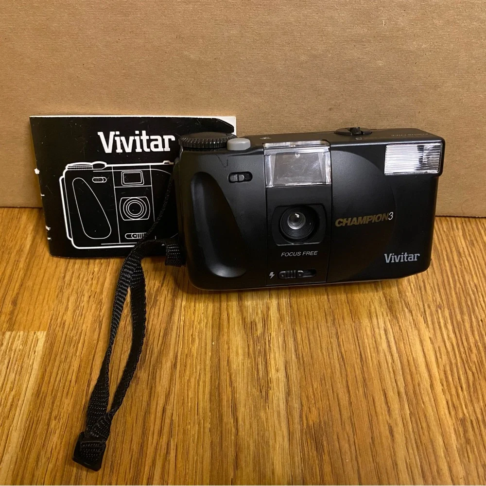 Vintage 1988 Vivitar Champion 3 Black 35mm Camera With Built In Flash & Booklet.